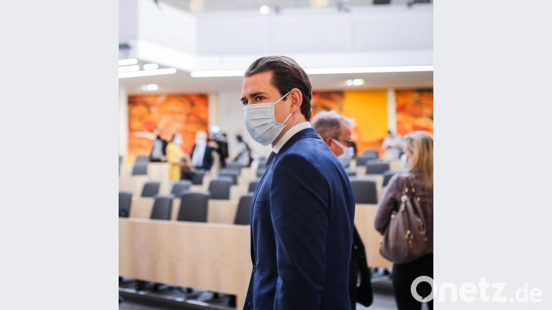 Sebastian Kurz (ÖVP), Bundeskanzler von Österreich, trägt vor Beginn einer Nationalratssitzung einen Mundschutz. Bild: Andy Wenzel/dpa
