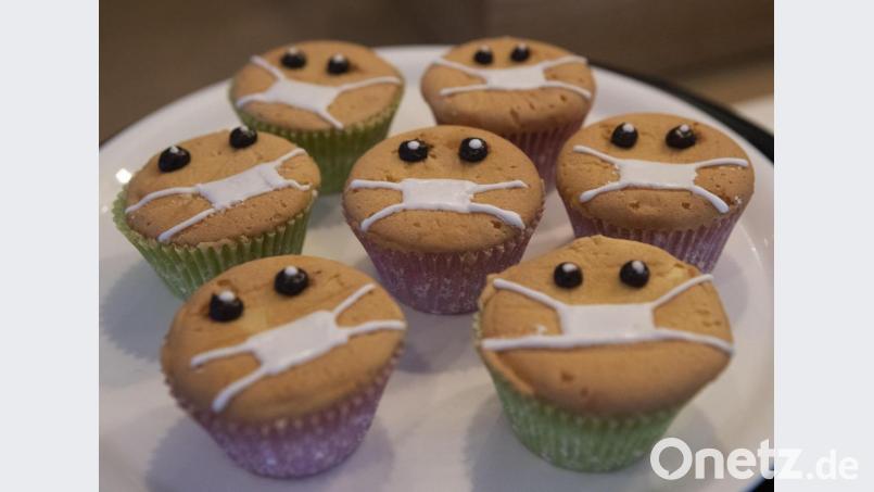 Ein Bäcker hat Muffins mit Nase-Mund-Schutz gebacken. So etwas können Familien auch zu Hause nachmachen, rät Jessika Wöhrl-Neuber. Bild: dpa/Sakchai Lalit