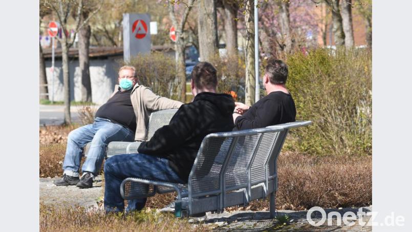 Immer schön auf Abstand sitzen und im Zweifel eine Gesichtsmaske tragen. Nicht überall sind die Menschen so vorsichtig wie hier. Symbolbild: Gabi Schönberger