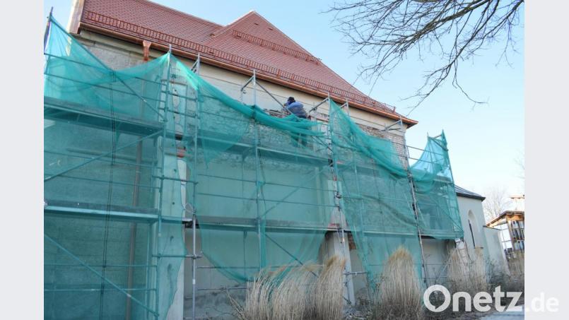 Zwei Mitarbeiter der Firma Bauer aus Erbendorf, Tobias Moller und Thomas Sallacher, schlagen den Putz vom Lorettoheim ab. Bild: szl