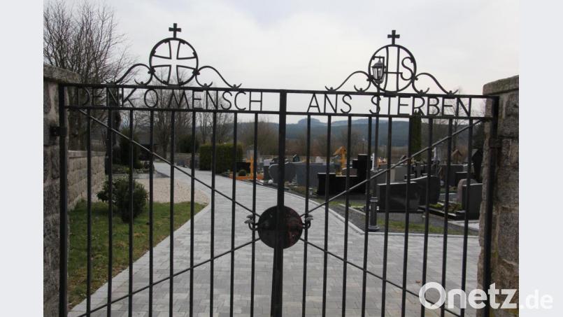 Eingang zum Konnersreuther Friedhof &quot;Denk o Mensch ans Sterben&quot;. Bild: kro