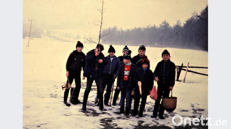 Gruppenfoto bei einem Halt zwischen Heinersreuth und Funkendorf. Repro: exb/Gerd Dettenhöfer