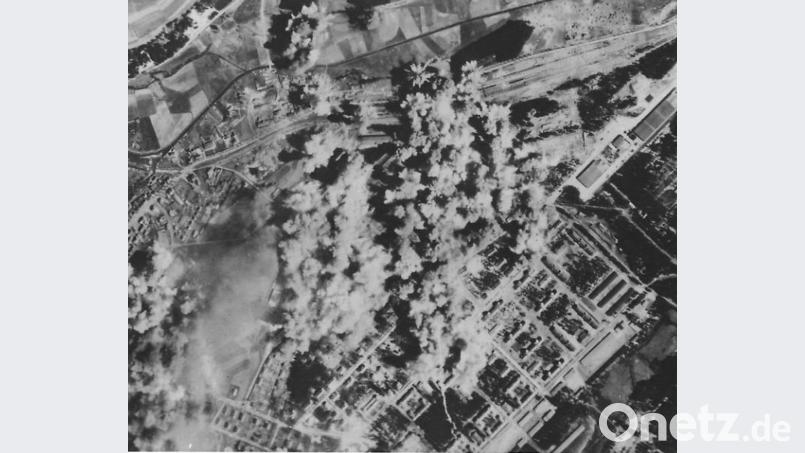 Bei der Bombardierung am Weißen Sonntag 1945 stiegen Brand- und Rauchwolken über dem Lagerbahnhof an der Wache 3 auf. Repro: mor