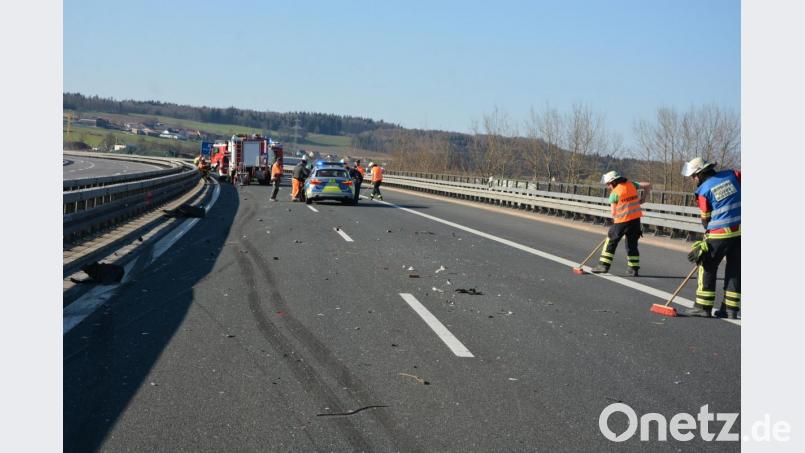 Die Feuerwehr reinigt die Fahrbahn. Bild: jr