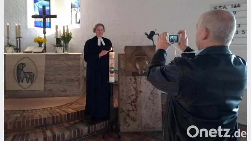 In Oberviechtach zeichnete Pfarrer Norbert Schlinke die Aufnahmen für die Ostergottesdienst mit seinem Smartphone auf. Bild: weu