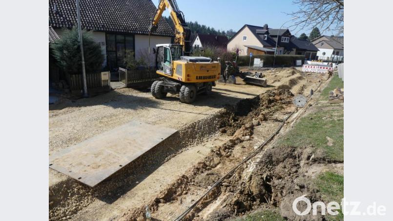 An der Böschung zum Gymnasium hin (rechts) wird auf Wunsch des Eschenbacher Stadtrats ein mit L-Steinen gesicherter Fußweg angelegt. Bild: rn