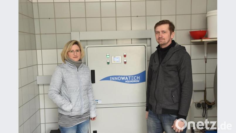 Sabine und Claus Pilhofer im Milch-Tankraum vor dem Steuerungskasten der Innowatech-Aquadron-Anlage, der die Membranzellen-Elektrolyse regelt. Bild: Andreas Royer