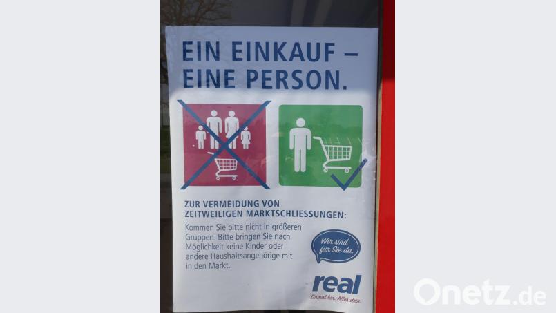 Besondere Maßnahmen bei real in der Fuggerstraße: Ein Einkauf - eine Person. Bild: ll
