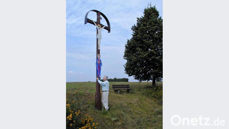 An der Hohen Linde, Richtung Windischeschenbach, steht noch ein altes Blechschnittkreuz. Heimatverein-Vorsitzender Alfons Barth setzte sich vor Jahren für die Renovierung ein. Bild: cr