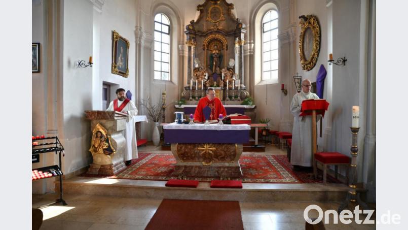 Pfarrer Josef Waleszczuk feierte den Palmsonntag in der Filialkirche Trevesen. Bei Lesen der Leidensgeschichte unterstützten ihn Alexander Hörl (links) und Johannes Bamberger (rechts). Bild: twg