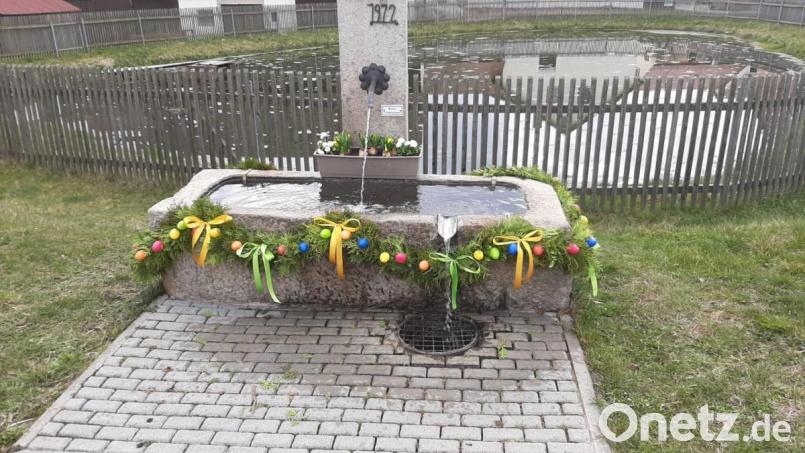 Ein bunter Osterbrunnen ziert den Platz vor dem Dorfweiher in Großenschwand. Bild: Corinna Schönberger
