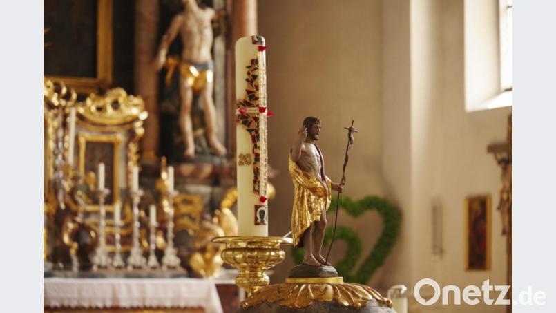 Ab Ostersonntag brennt in der Pfarrkirche Mariä-Himmelfahrt das Licht der Osterkerze, das die Gläubigen mit nach Hause nehmen können. Bild: &quot;JOCHEN NEUMANN 
ERBENDORF&quot;