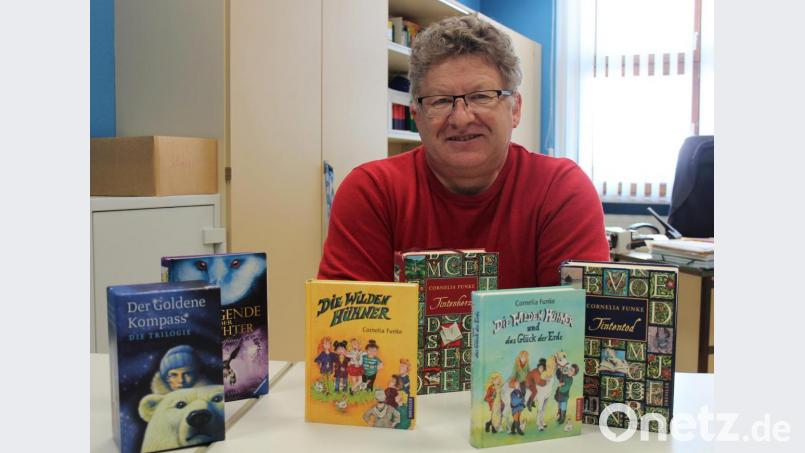 Schulleiter German Helgert und die Fachschaft Deutsch der Realschule Kemnath appellieren zum sinnvollen Lesen in der Ferienzeit - und da dürfen die Bücher von Cornelia Funke natürlich nicht fehlen. Bild: stg