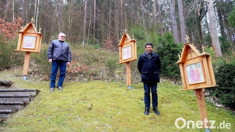 Vieles läuft wegen der Coronakrise in diesem Jahr auch in den Kirchen anders. Pfarrer Joseph (rechts) besuchte den Friedenfelser Hans Vogl (links). Der begnadete Künstler hat sich in seinem Garten einen Kreuzweg mit 14 Stationen geschaffen. Die einzigartigen Kunstwerke beeindruckten den Geistlichen enorm. Bild: bsc