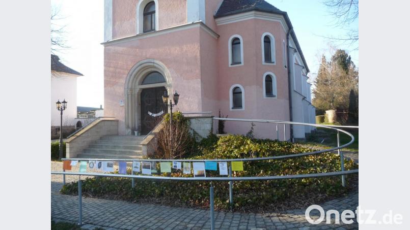 Vor der Kirche der evangelischen Gemeinde in Mitterteich sind Gebetstexte ausgehängt, weitere können ergänzt werden. Bild: exb