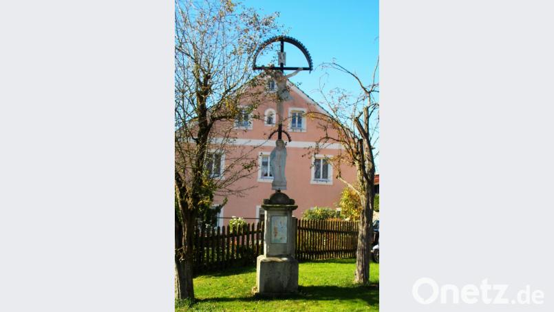 Eine Bereicherung ist das Blechschnittkreuz in der Ortsmitte von Rotzendorf. Bild: cr