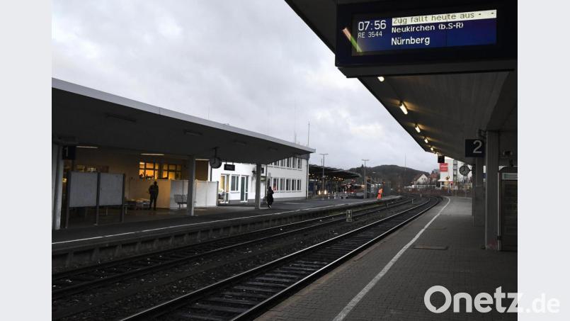 Langes Warten auf Gleis 2: Die Deutsche Bahn macht den Pendlern nach Nürnberg derzeit das Leben schwer. Archivbild: Petra Hartl