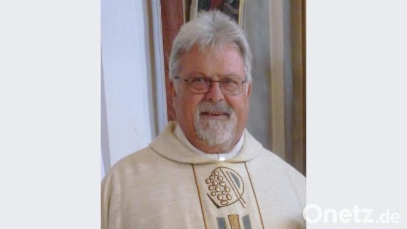 Pfarrer Arnold Pirner begeht auch in der Coronakrise die Gottesdienste feierlich in der Kirche St. Martin. Sie werden im Internet live übertragen,. Bild: rgl