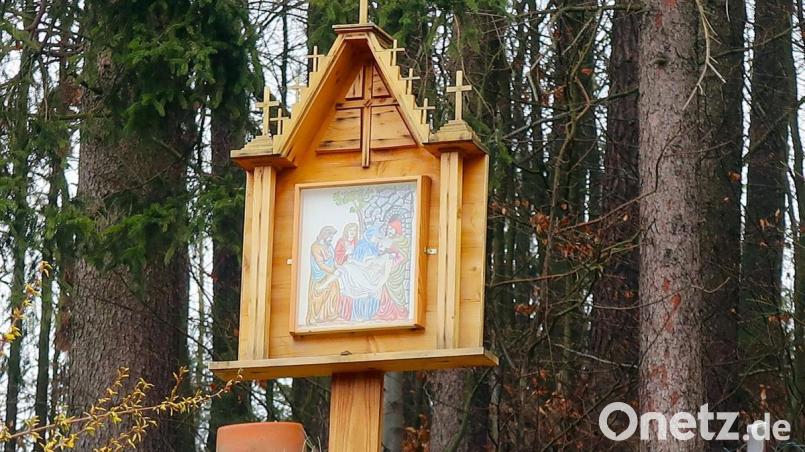 14 Kreuzwegstationen in einer Größe von je rund 2 Meter mal 90 Zentimeter und mit einem wechselbaren Relief. Hans Vogl stehen diese in Lindenholzqualität sowie als gemalte Bilder zur Verfügung. Bild: bsc