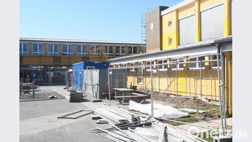 In finanziell wesentlich gesünderen Zeiten beschlossen und nun begonnen: Die Rehbühlschule ist eingerüstet. Hoch gefördert ist die energetische Sanierung und der barrierefreie Ausbau vorgesehen. Bild: Gabi Schönberger