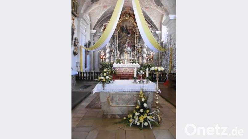 Aus der geschmückten Luher Pfarrkirche werden die Gottesdienste per Livestream ins Internet übertragen. Bild: rgl