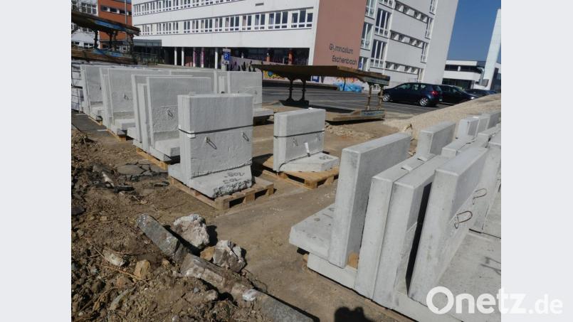 Für den künftigen Fußweg sind bereits L-Steine angeliefert. Bild: rn