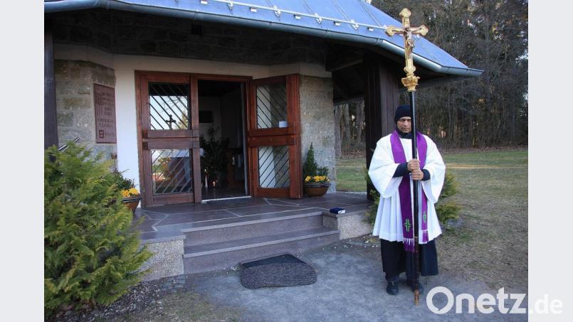 An der Kapelle sprach Pfarrer Joseph das Segensgebet für die Pfarreiengemeinschaft Friedenfels/ Fuchsmühl bzw. für die anderen Gemeinden und die hier lebenden Menschen. Bild: wro