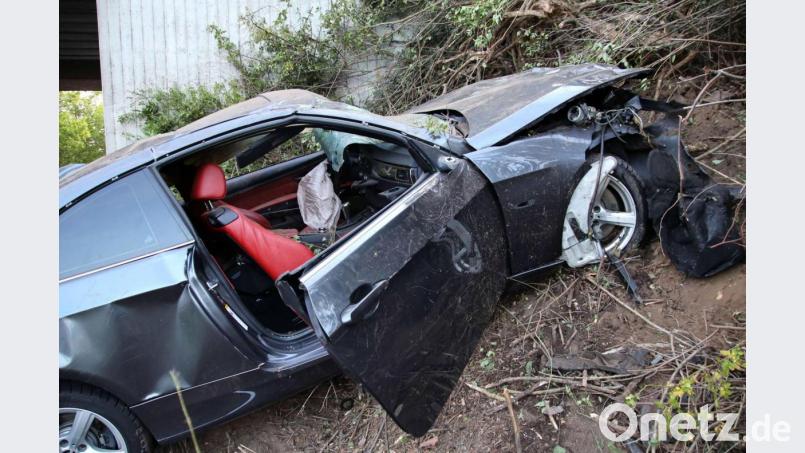 Ein spektakulärer Unfall in Regensburg im Jahr 2019. Auch hier soll es zuvor ein illegales Rennen gegeben haben. Bild: Alexander Auer/dpa