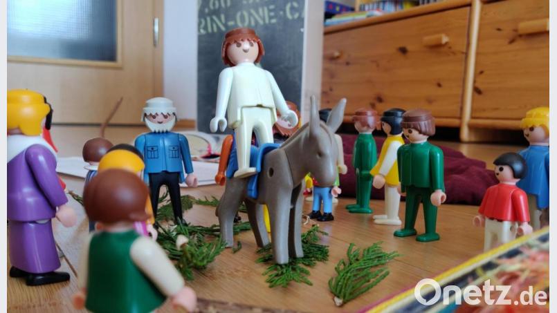 Mit Spielzeugfiguren wird Jesu Einzug in Jerusalem anschaulich gemacht. Bild: Nicole Koller