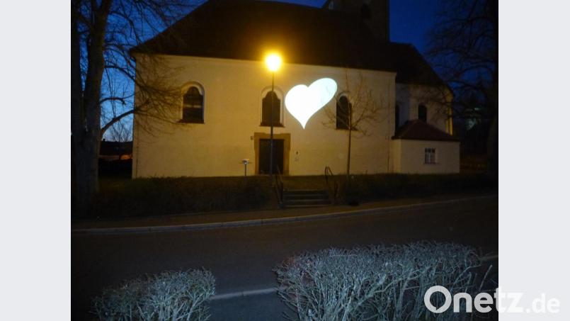 Ein großes Herz für alle Dienenden leuchtet an der evangelischen St-Martins-Kirche in Kaltenbrunn. Bild: bk