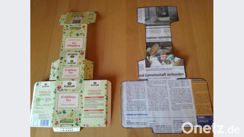 Die entfaltete Teebeutelschachtel wird an der Außenseite mit Zeitungspapier beklebt. Bild: exb