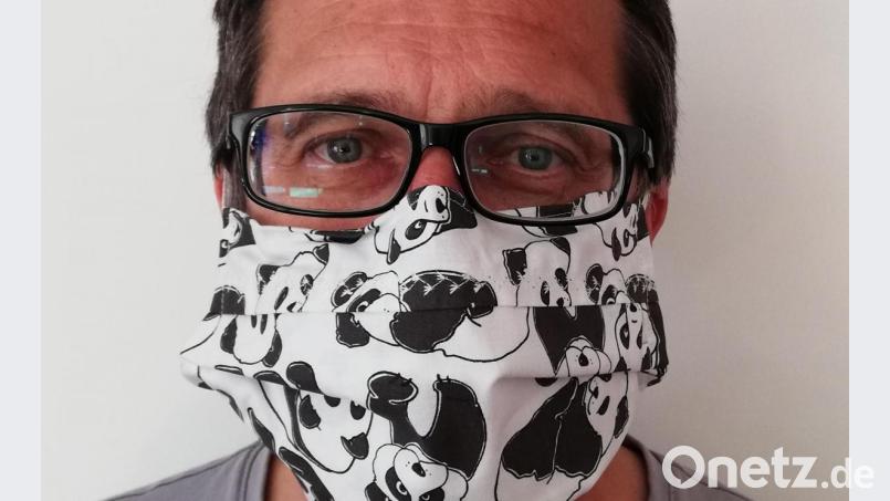 Ob medizinisch oder selbstgenäht wie in diesem Bild. Patienten sollten beim Besuch von Arztpraxen eine Gesichtsmaske tragen. Bild: ass