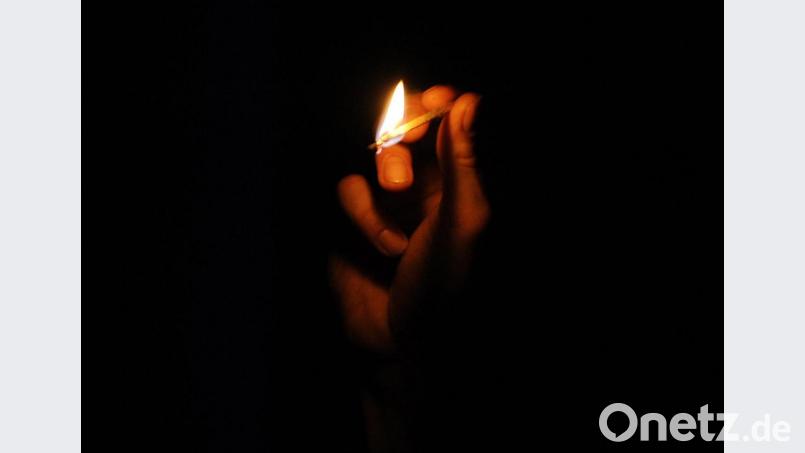 Für sein Spiel mit dem Feuer muss ein 48-jähriger Regensburger in eine Entzugsklinik. Symbolbild: Rainer Jensen/dpa