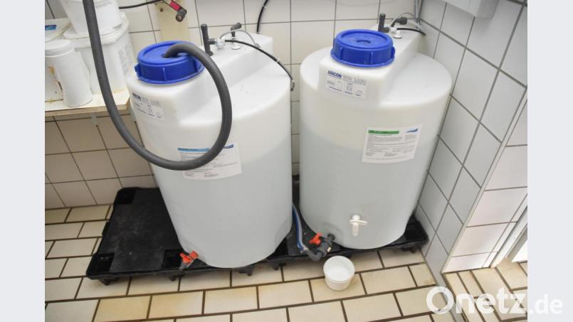 Behälter für das hochwirksame Anolyte (links), das als Desinfektionsmittel dient, und das aus Natriumhydroxid bestehende Katholyte. Bild: Andreas Royer