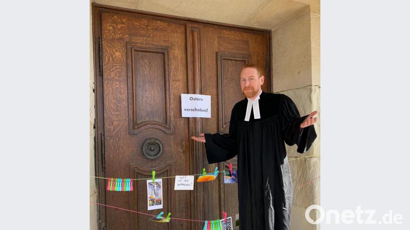 Pfarrer Christoph Zeh steht vor verschlossenen Kirchentüren. Auf dem Schild ist "Ostern verschoben!" zu lesen. Bild: exb