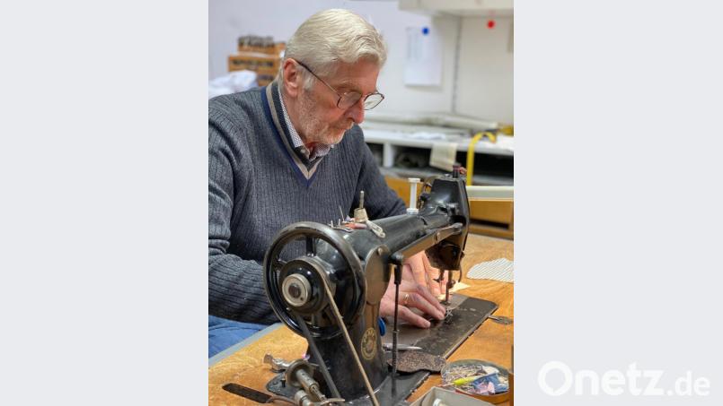 Ernst Zeitler bei der Arbeit an der Nähmaschine. Bild: jr