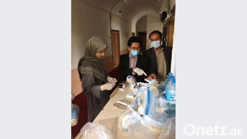 An Familien in den Flüchtlingslagern werden Hygiene-Sets und Medikamente verteilt. Bild: Shelter Now/exb