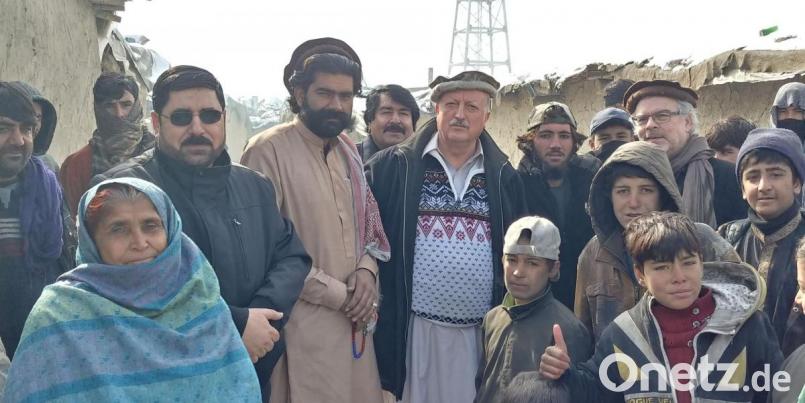 In diesem Lager von Binnenflüchtlingen in Kabul, das Georg Taubmann (Mitte) und sein Stellvertreter Dieter Drexler (rechts mit Brille) im Winter besuchten, sind inzwischen 35 Frauen und 15 Kinder verstorben. Shelter Now leistet Hilfe mit Lebensmittel-Rationen. Bild: Shelter Now/exb