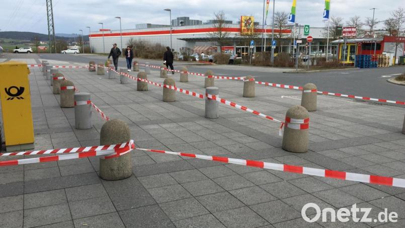 Einkäufer müssen sich in diesen Tagen auf Veränderungen einstellen: Bei Kaufland in Amberg gibt es im Eingangsbereich Absperrbänder für geordnete Warteschlangen während des Kundenansturms vor Ostern. Bild: ref