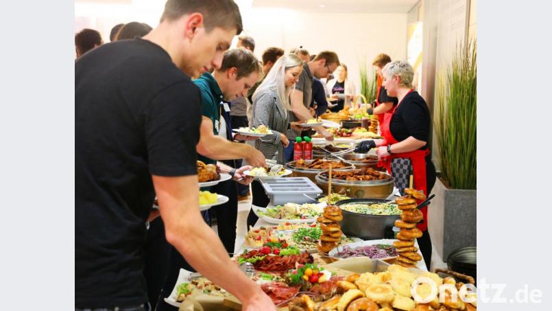 IT-Spezialisten wollen umworben werden: ein Buffet gehört beim &quot;DevCamp&quot; dazu. Bild: Witt-Gruppe