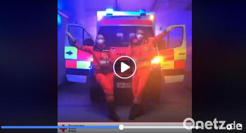 Zwei Mitglieder des BRK Furth im Wald tanzen den Coronadance. Bild: Facebook/Brklgst