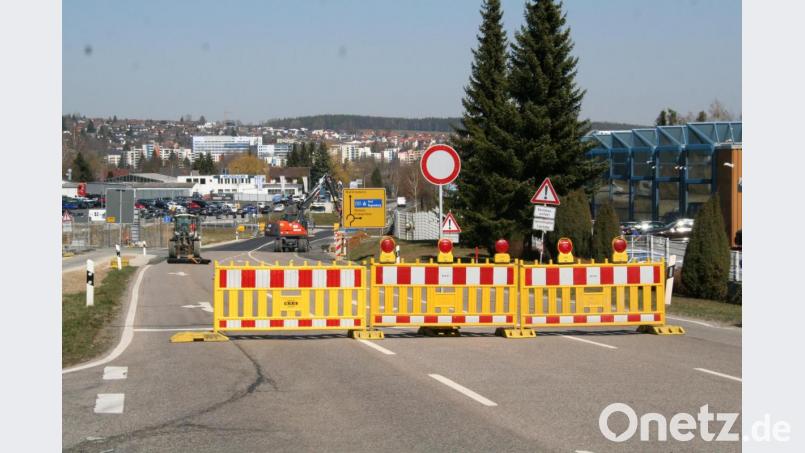 Blick von der Ampelanlage an der Dr. Zimmer-Straße in Waldershof auf die Sperrung des Teilstückes der Fahrbahn bis zum Kreisverkehr. Bild: fpoz