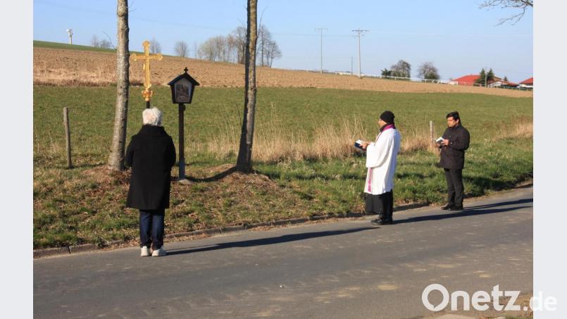 Den Kreuzweg beteten Pater Martin, Pfarrer Joseph und Pfarrgemeinderatssprecherin Christa Müller (von rechts) gemeinsam. Anders als sonst wurde der Gang zur Kapelle „Maria Frieden“ aber von niemandem begleitet. Bild: wro