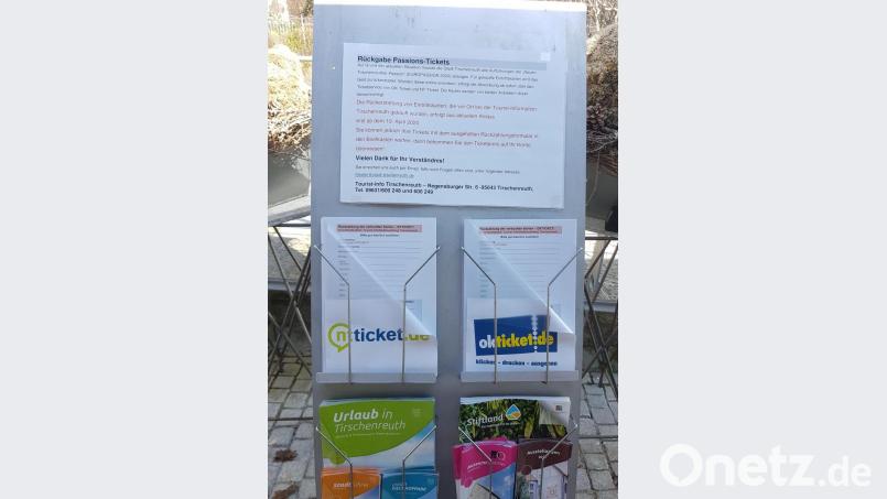 Rückzahlungs-Formulare für die Passionstickets sind unter anderem im frei zugänglichen Vorraum der Tourist-Info verfügbar. Bild: ws