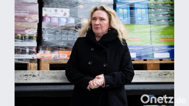 Kerstin Schreyer (CSU), Verkehrsministerin von Bayern, steht vor einem beladenen Lkw. Bild: Sven Hoppe/dpa