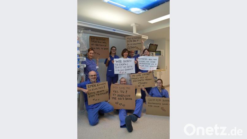 Bereits am 19. März entstand dieses Foto von Dr. Regina Birk, Chefärztin Anästhesie und Intensivmedizin, inmitten von Pflegefachkräften der Intensivstation am Krankenhaus St. Barbara. In acht verschiedenen Sprachen werben sie dafür, dass es im Kampf gegen das Corona-Virus hilft, wenn möglichst viele Menschen strikt zu Hause bleiben. Bild: exb/Kappes