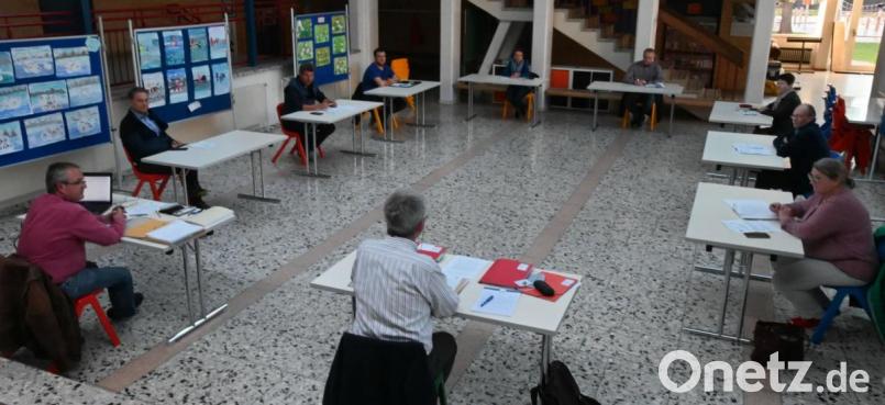 In Krisenzeiten soll man eigentlich näher zusammenrücken, aber derzeit ist „Abstand halten“ das wichtigste Gebot, so auch in der Sitzung des Poppenrichter Haupt- und Finanzausschusses. Der tagt als Ferienausschuss in der Aula der Grundschule, wo die notwendige Distanz zwischen den acht Gemeinderäten zu gewährleisten ist. Bild: gf