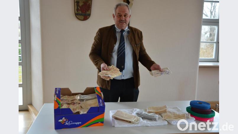 Bürgermeister Johann Burger präsentiert im Saal des Pfarr- und Jugendheims die von Tirschenreuther Näherinnen genähten 250 Stoffmasken, die er seinen Bürgerinnen und Bürger der Gemeinde Leonberg kostenlos zukommen lassen will. Einfach beim Bürgermeister melden und schon gibt es diesen tollen Mund- und Nasenschutz. Bild: jr