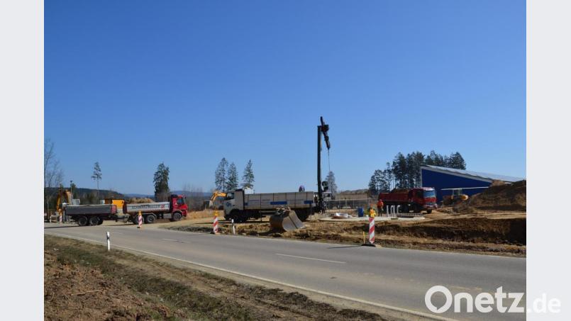 Richtig viel los ist derzeit auf der Baustelle „Gewerbegebiet Hammermühle“. Für 1,2 Millionen Euro erschließt der Markt Moosbach das rund sechs Hektar große Areal. Bild: gi