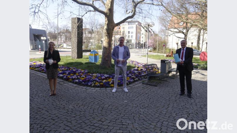 Hochwertige Schutzmasken übergibt Matthias Pautsch, Geschäftsführer der Firma AHC Medical Support GmbH (Mitte), an Michaela Hutzler, medizinische Direktorin der Kliniken Nordoberpfalz AG, und Oberbürgermeister Kurt Seggewiß. Bild: exb